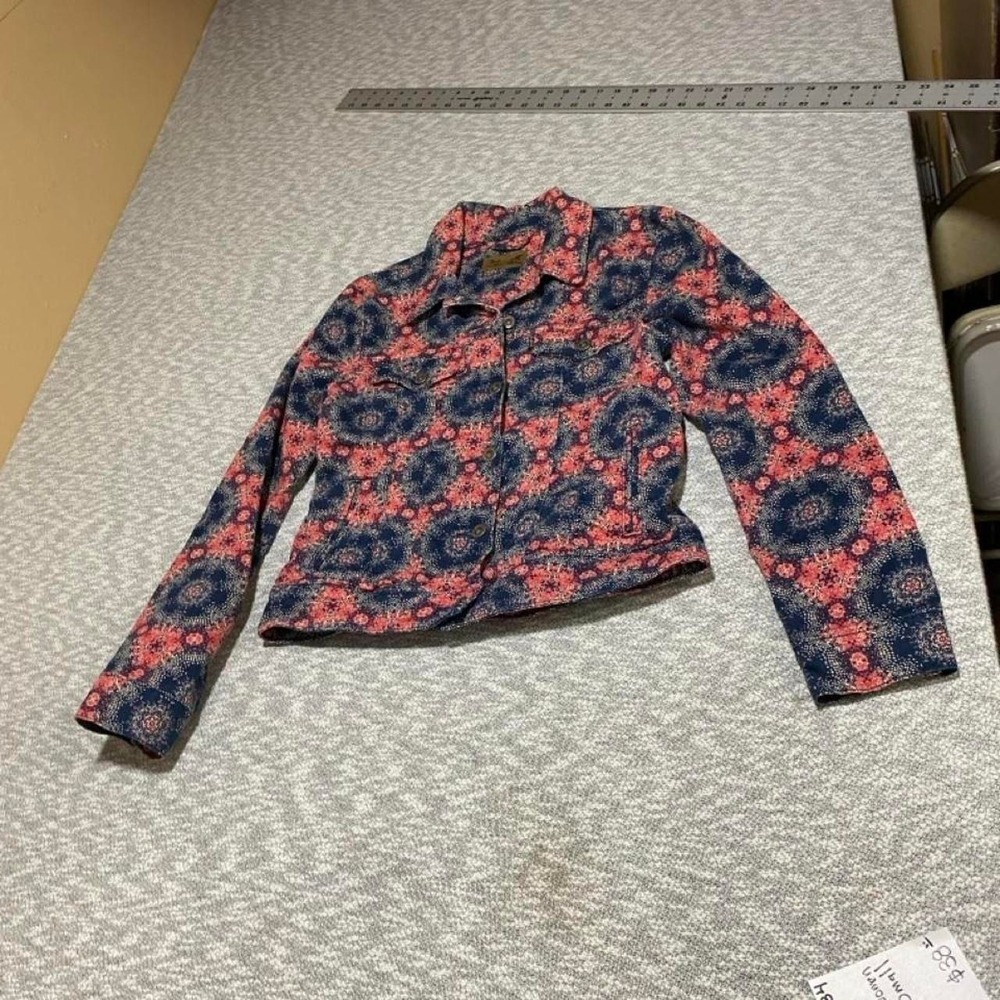 Levi's jacket Y2K 2000s vintage red floral print best fits à Small. SKU-B234
